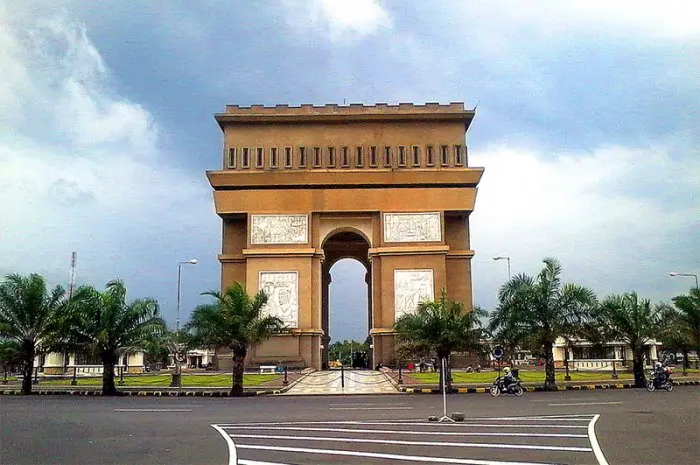 Simpang Lima Gumul, an Iconic Monument with Magnificent Architecture in Kediri